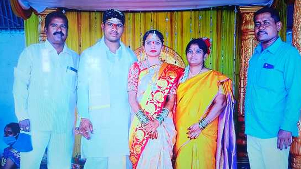 Hyderabad | భర్త వేధింపులు తాళలేక ఇంటి ముందు ధర్నా..