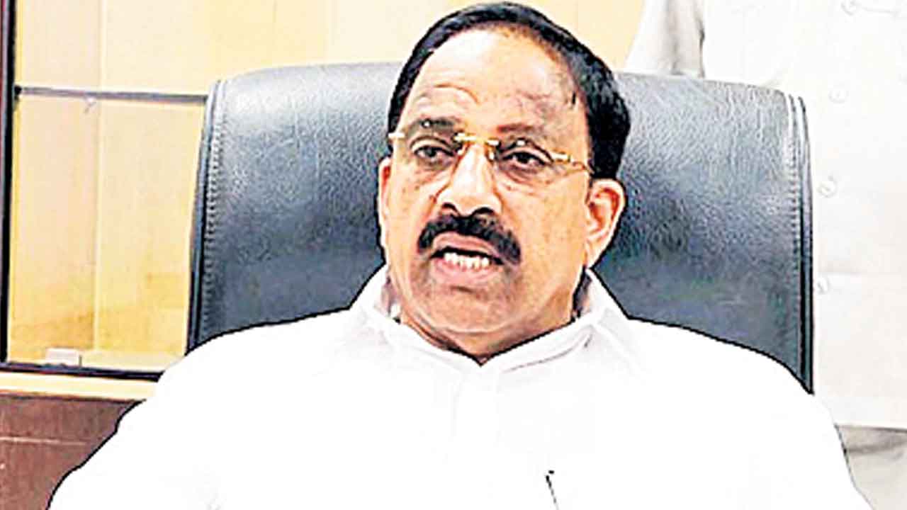 Tummala Nageswara Rao | క్యూలైన్లో చెప్పులు పెట్టిస్తున్నరట.. రాష్ట్రంలో యూరియా కొరతే లేదట.. మంత్రి తుమ్మల వ్యాఖ్యలు