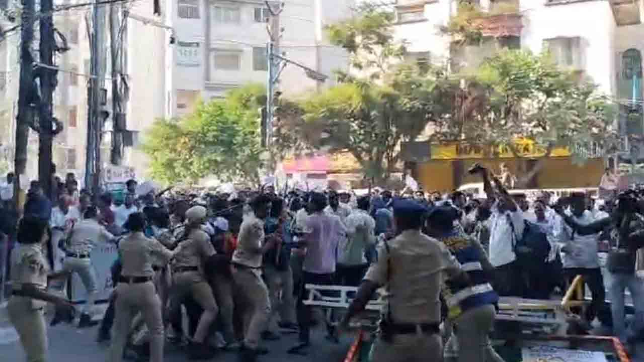 VRAs | మినిస్టర్స్‌ క్వార్టర్స్‌లోకి దూసుకెళ్లిన వీఆర్‌ఏలు.. వెంటనే విధుల్లోకి తీసుకోవాలని డిమాండ్