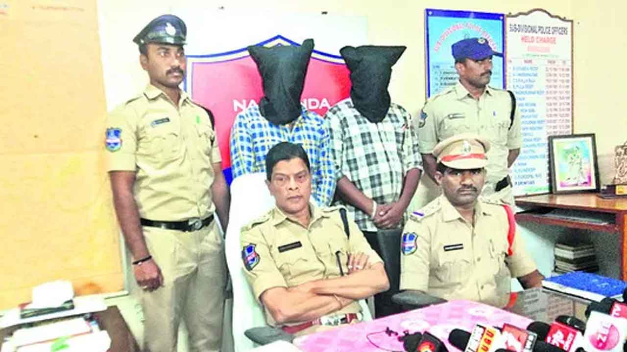 విలేకరుల ముసుగులో వసూళ్లు