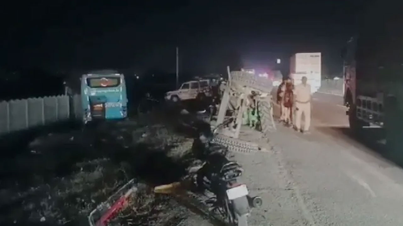 Miryalaguda | ట్రాక్టర్‌ను ఢీకొట్టి.. పొలాల్లోకి దూసుకెళ్లిన ప్రైవేటు బస్సు