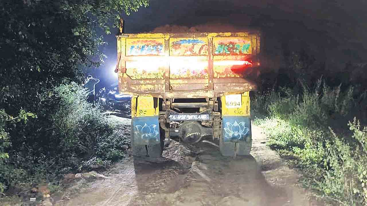 దర్జాగా మొరం దందా