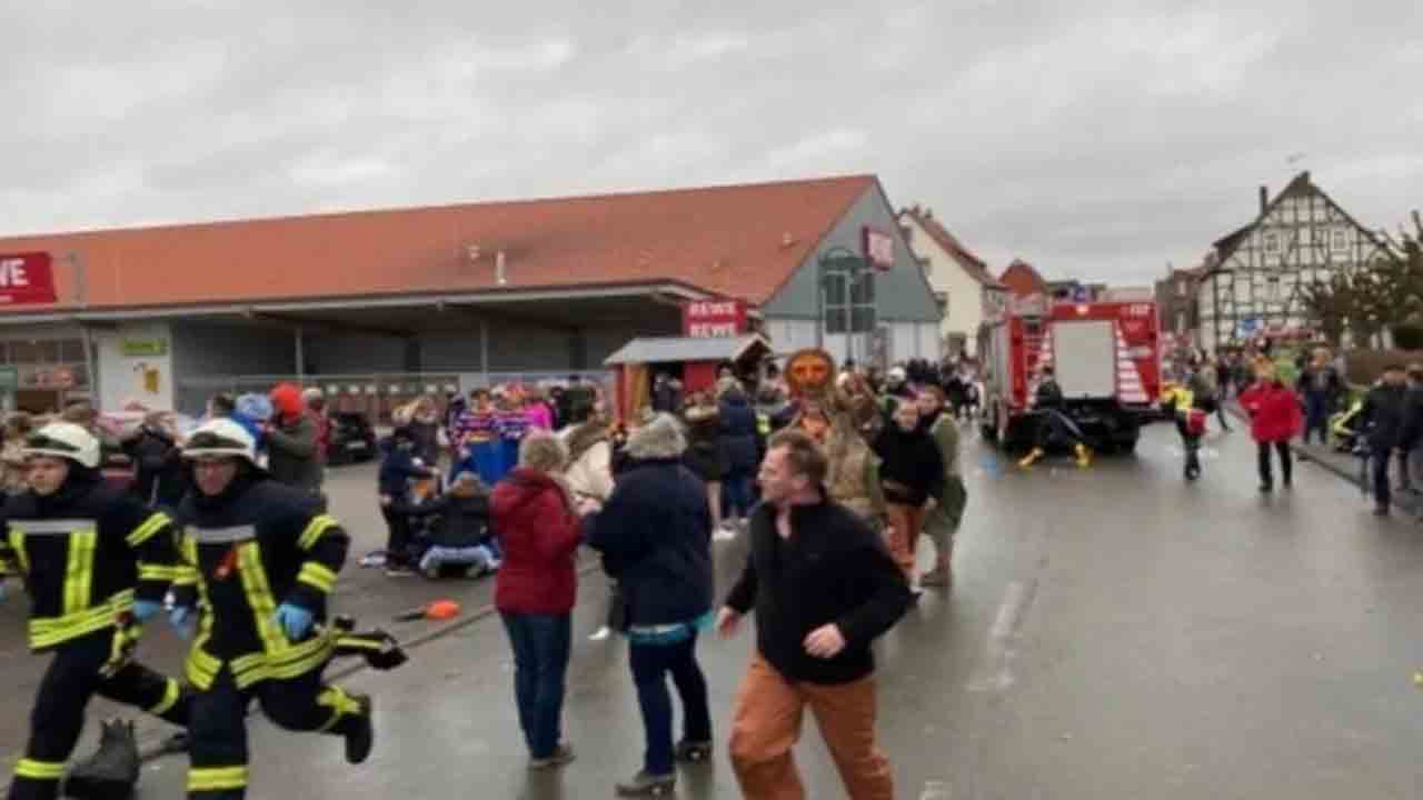 Car Drives Into Crowd | జనంపైకి దూసుకెళ్లిన కారు.. పలువురికి గాయాలు