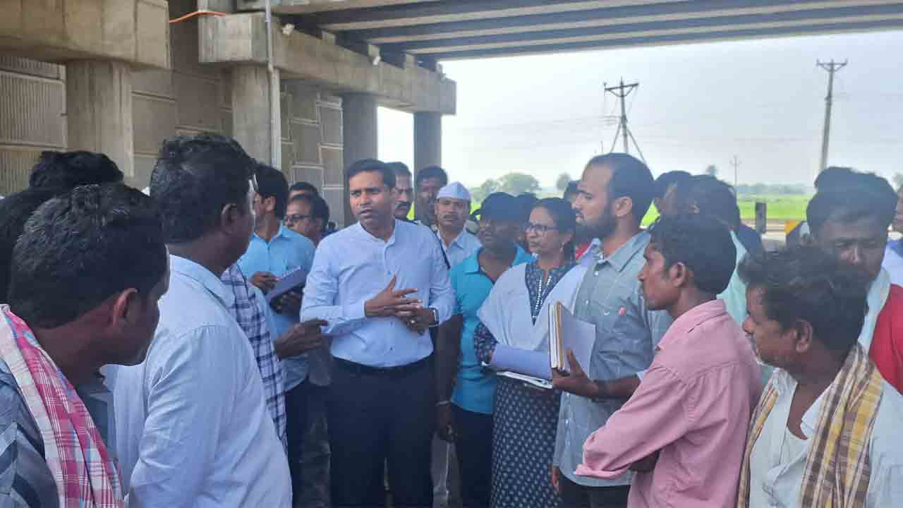 Muzammil Khan IAS | మీ డబ్బులు అయితే ఇలానే ఊరుకుంటారా..? వ్యవసాయ అధికారుల తీరుపై కలెక్టర్ ముజామిల్‌ ఖాన్‌ ఆగ్రహం