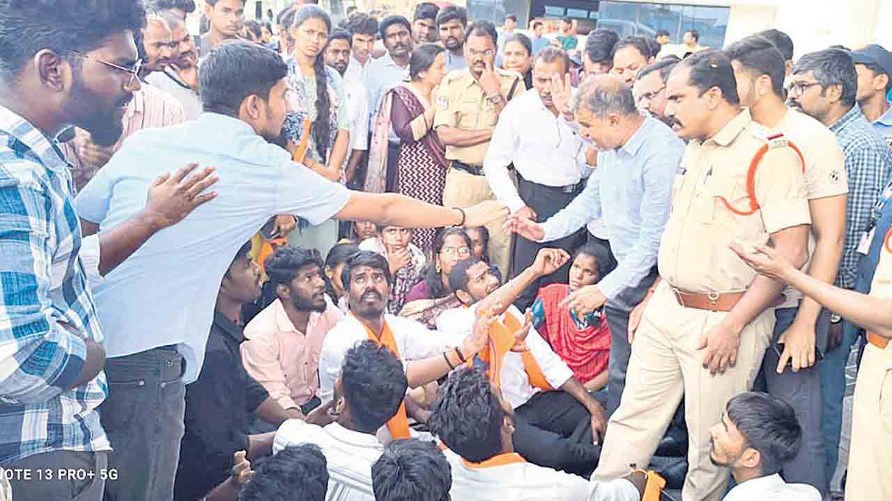 యూనివర్సిటీపై క్రిమినల్‌ కేసు పెట్టాలి