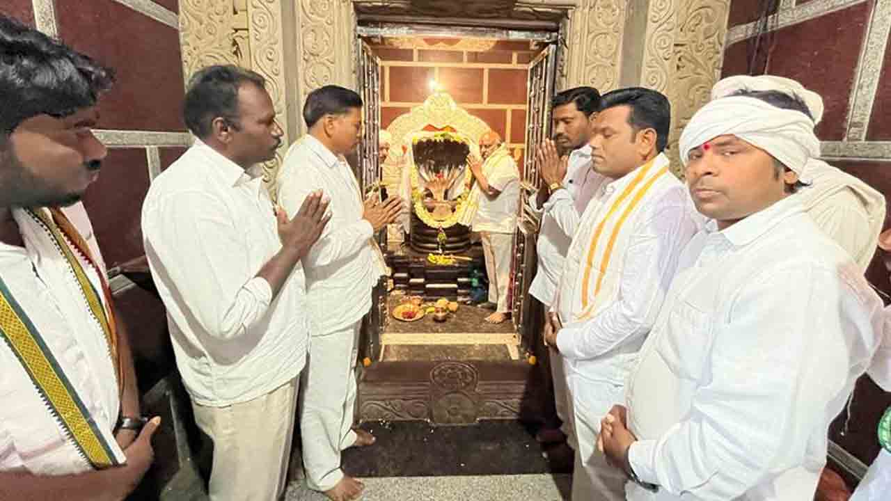 Jogu Ramanna | నాగోబాను దర్శించుకున్న మాజీ మంత్రి జోగు రామన్న