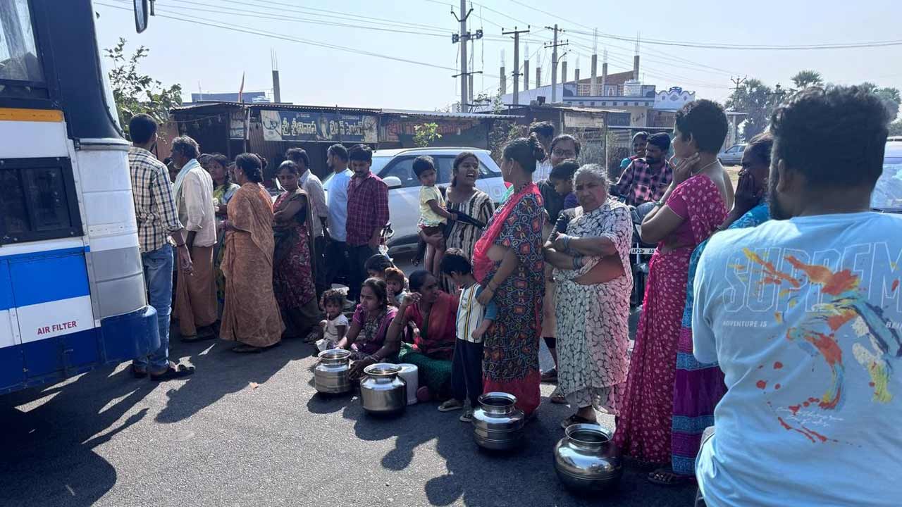 తాగునీటి కోసం రోడ్డెక్కిన మహిళలు