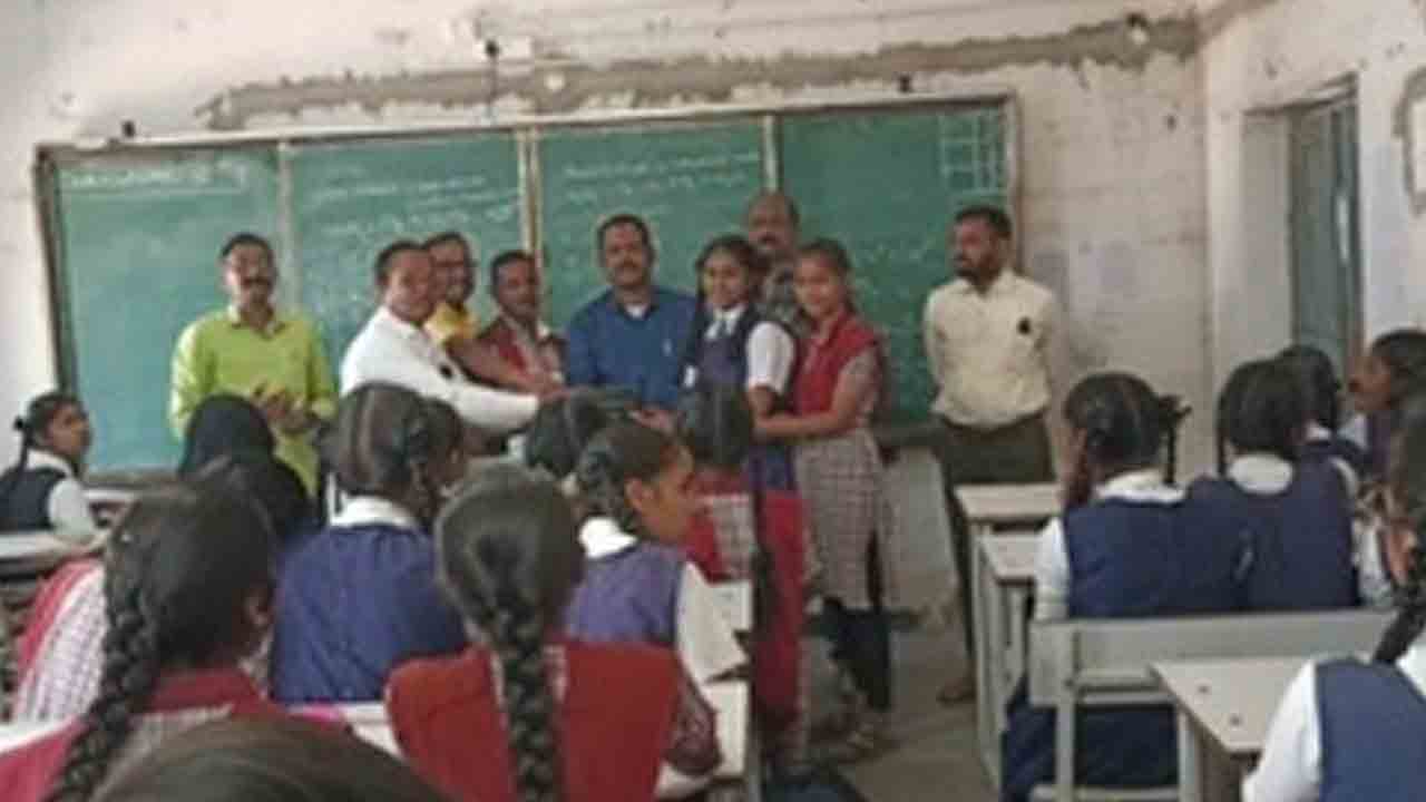 Lions Club | విద్యార్థినిలకు సానిటరీ నాప్కిన్స్ పంపిణీ