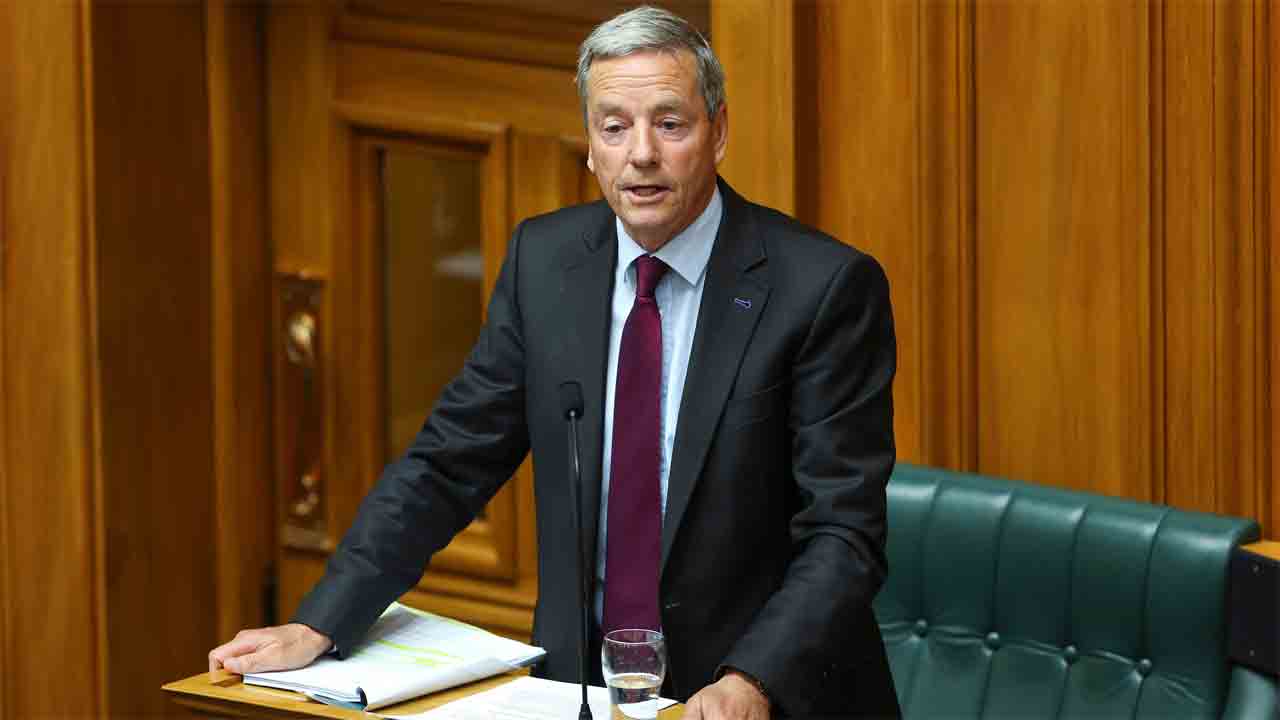 Minister | చర్చలో భాగంగా సిబ్బంది భుజంపై చేయివేసి.. పదవి పోగొట్టుకున్న మంత్రి