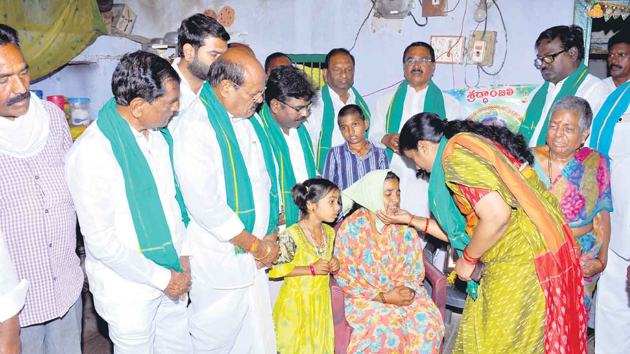 గుండె చెదిరిన రైతన్నకు బీఆర్‌ఎస్‌ అభయం