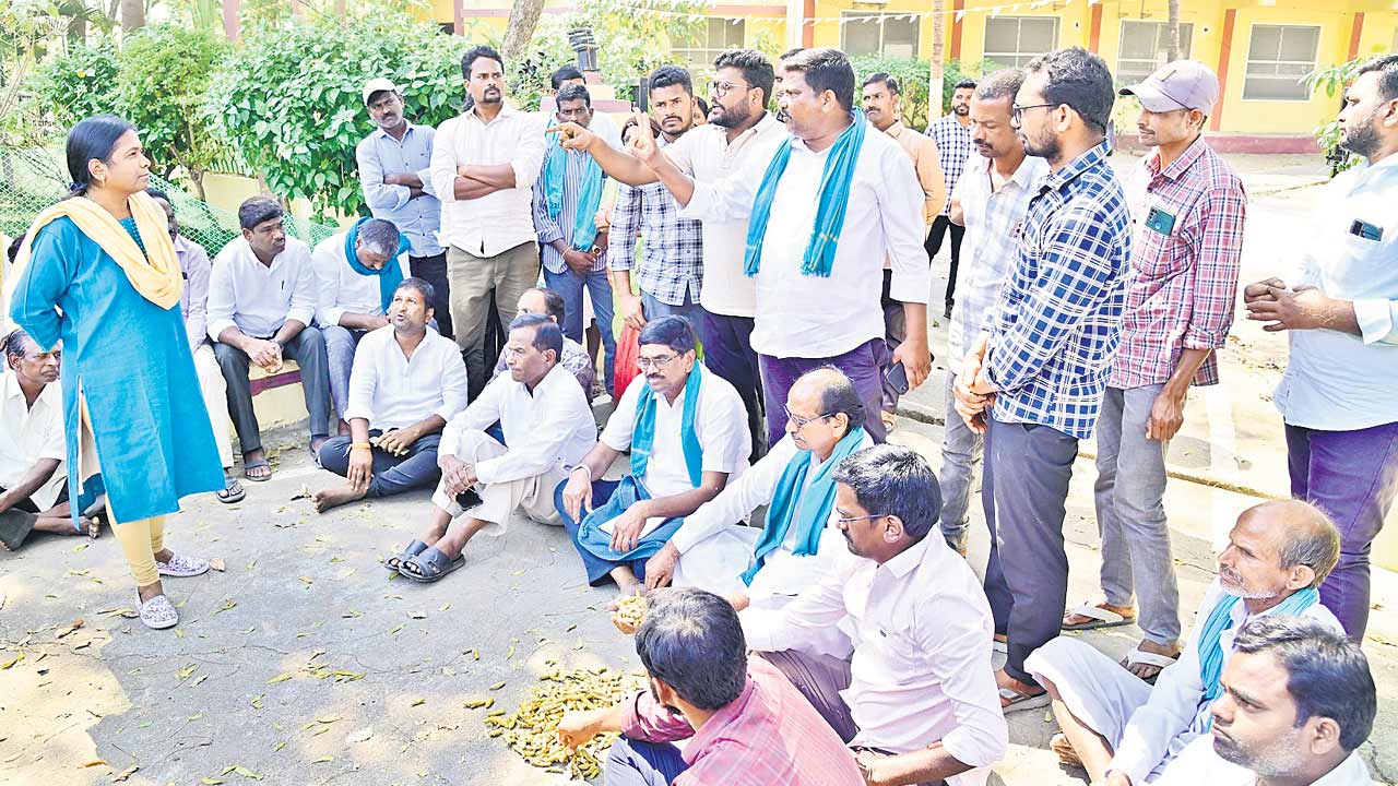 పసుపు రైతుల ఆందోళన