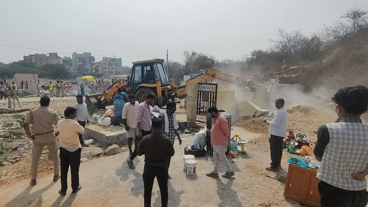 Nizampet | నిజాంపేటలో రెవెన్యూ అధికారుల కూల్చివేతలు.. స్థానికుల ఆగ్రహం