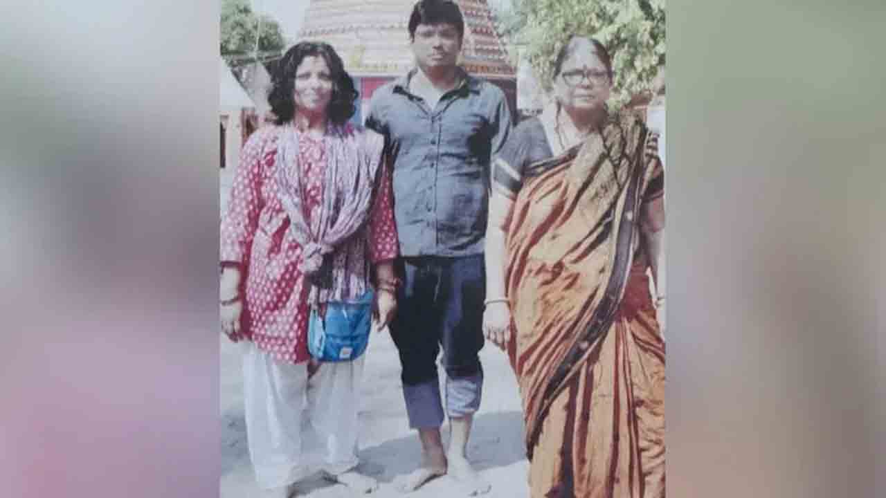 Deaths | ఉన్నతాధికారి కుటుంబం అనుమానాస్పద మృతి.. ఆత్మహత్యలేనా..?