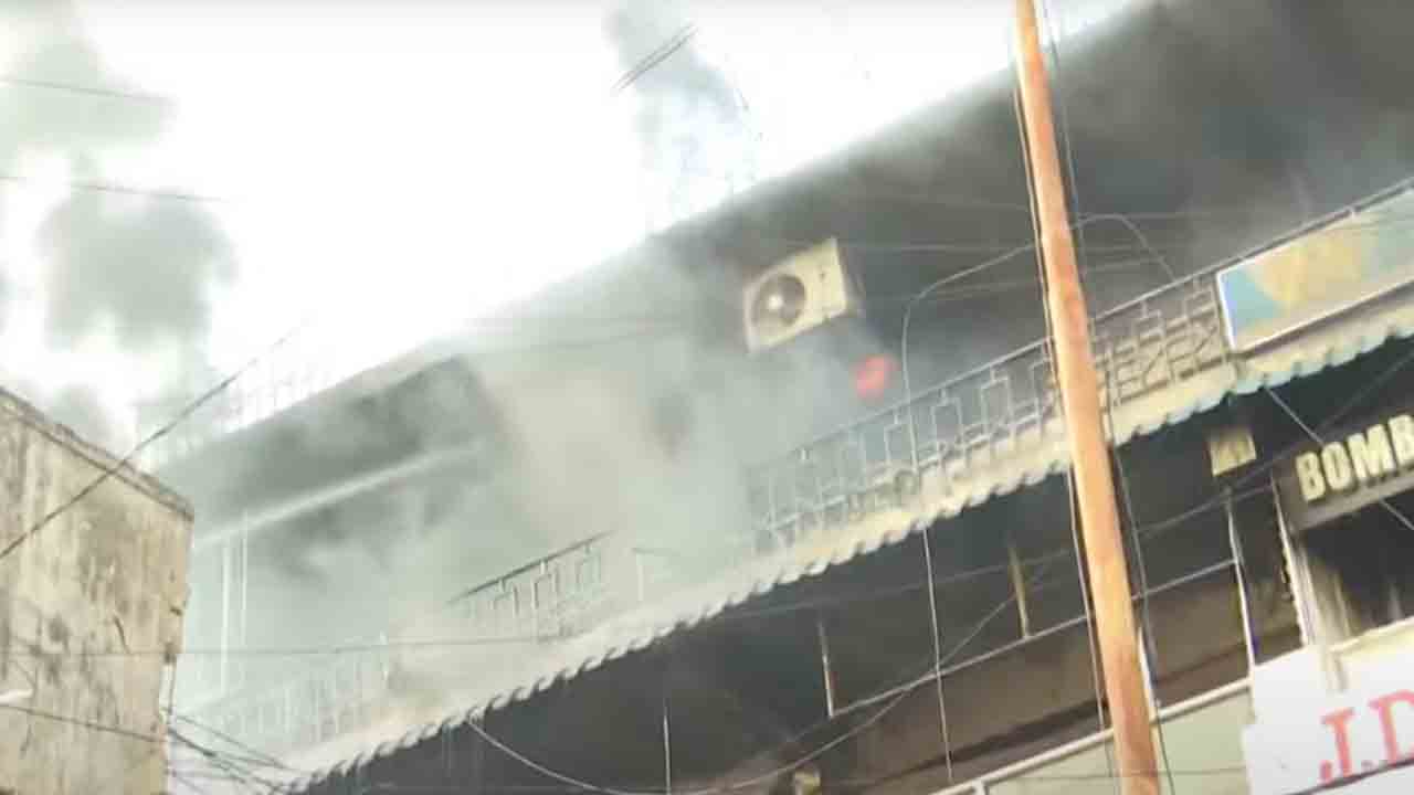 Fire Accident | పాతబస్తీలో భారీ అగ్నిప్రమాదం.. 40కిపైగా బట్టల షాపులకు మంటలు