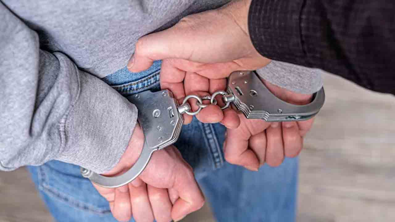 Robbery | రోడ్డుపై నడిచి వెళ్తున్న వ్యక్తుల జేబుల్లోంచి నగదు లాక్కుపోయిన దొంగ