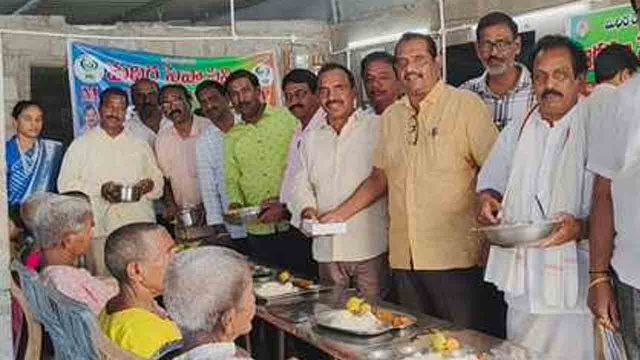 Orphans | మధిర సేవా సమితి ఆధ్వర్యంలో అనాథలకు అన్నదానం