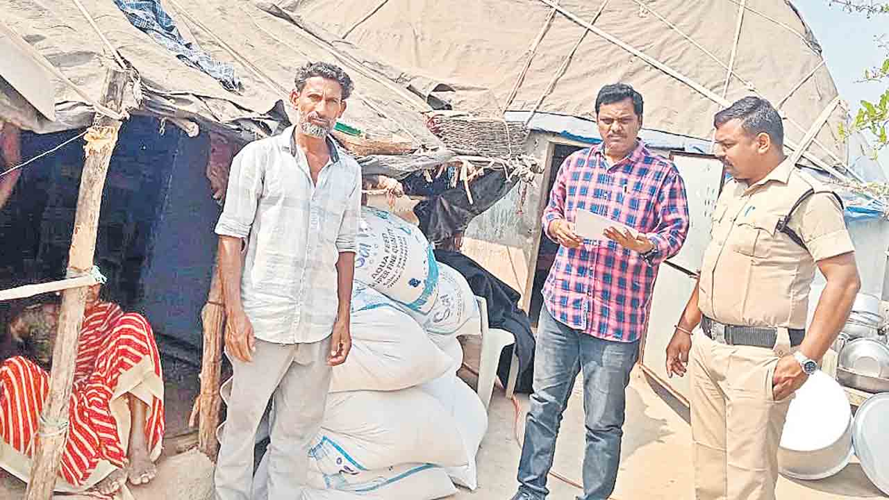 అక్రమంగా సేకరిస్తూ.. హద్దులు దాటిస్తూ..