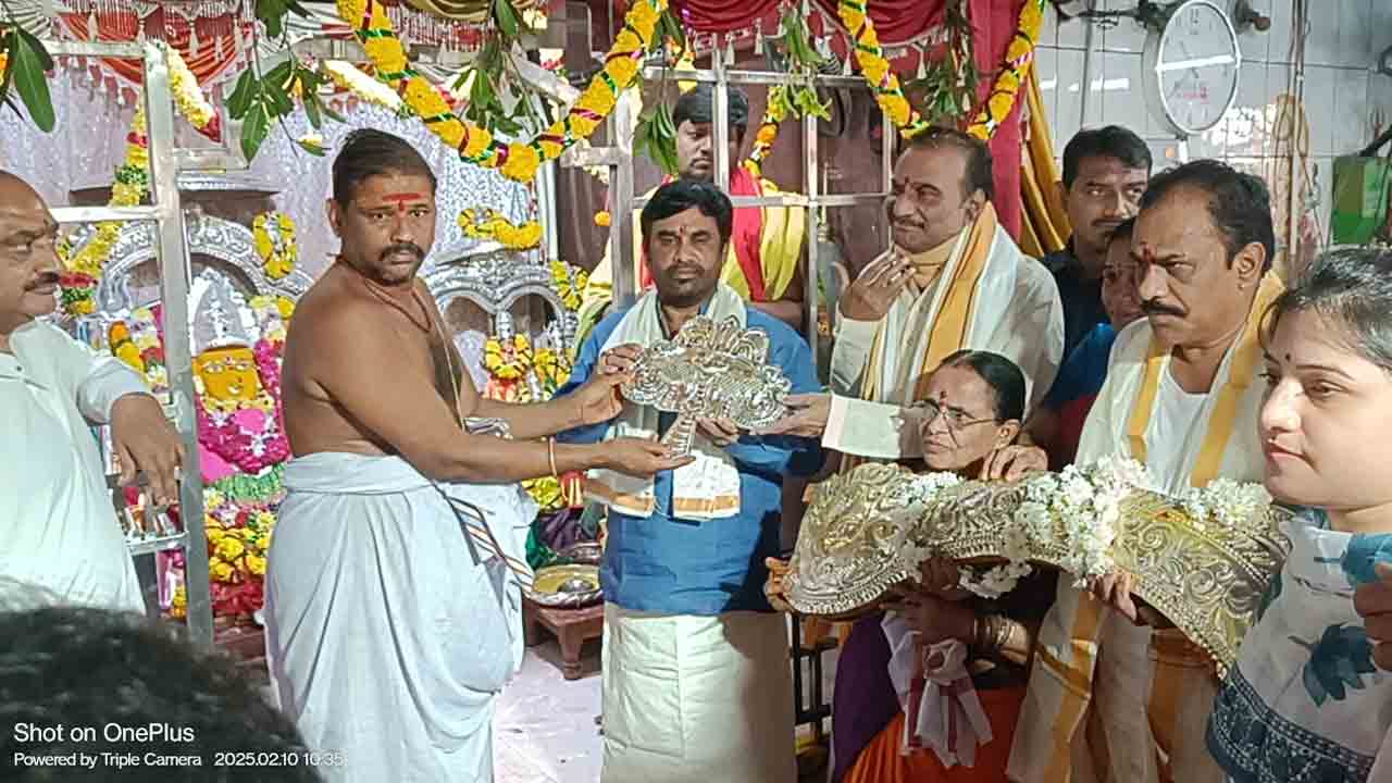 Palwancha Peddamma Gudi | పెద్దమ్మ గుడిలో మహా కుంభాభిషేకం.. శివ విగ్రహం ప్రతిష్ట..!
