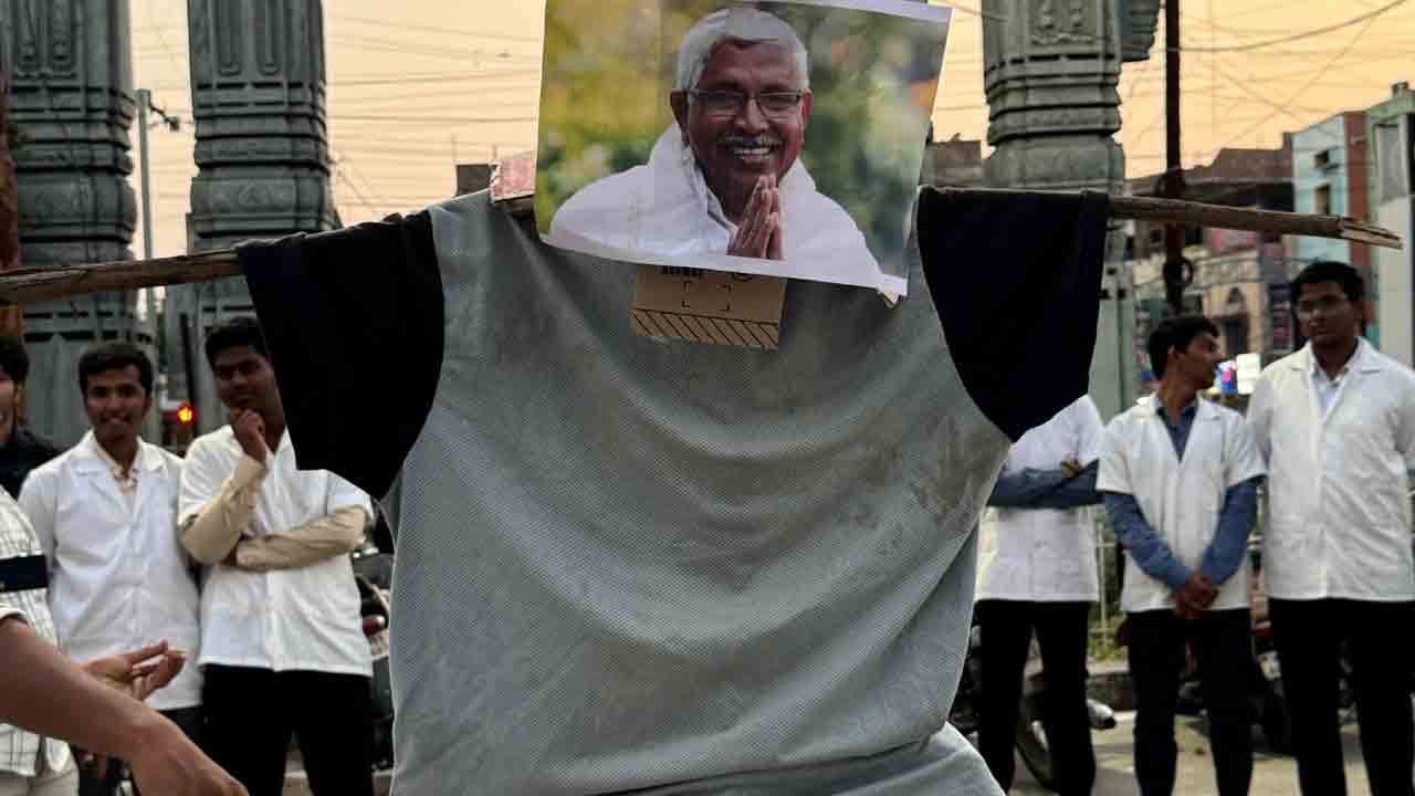 ప్రొఫెసర్ కోదండరాం దిష్టిబొమ్మ దగ్ధం