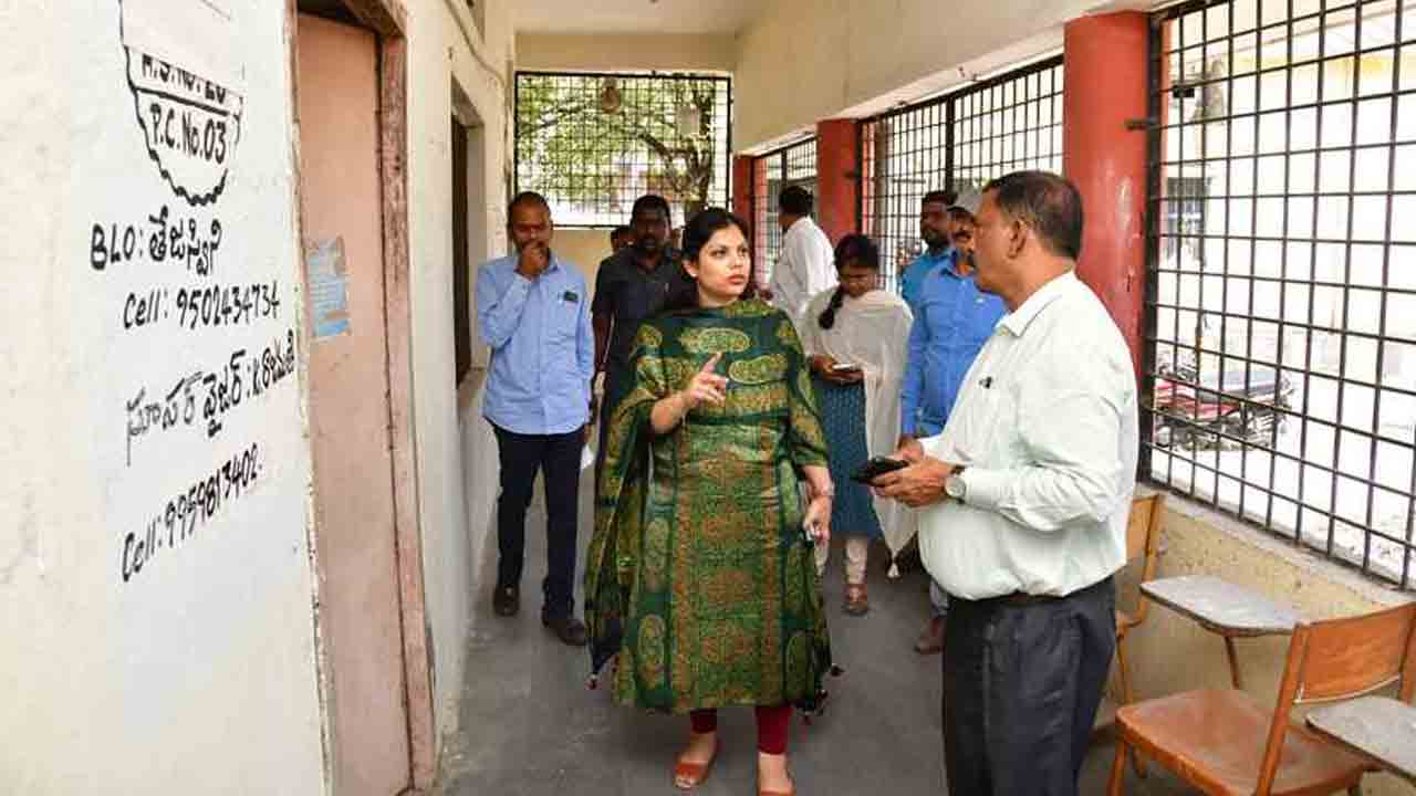 Pamela Satpathy | పోలింగ్ కేంద్రాల్లో పూర్తి సౌకర్యాలు కల్పించాలి : కలెక్టర్ పమేలా సత్పతి