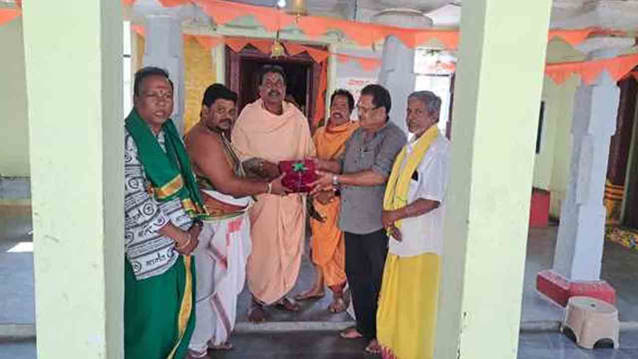 Panchangam | పురోహితులకు పంచాంగాల బహూకరణ