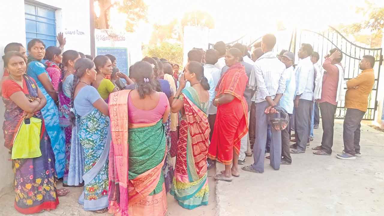 గురుకులం ఎదుట తల్లిదండ్రుల ఆందోళన