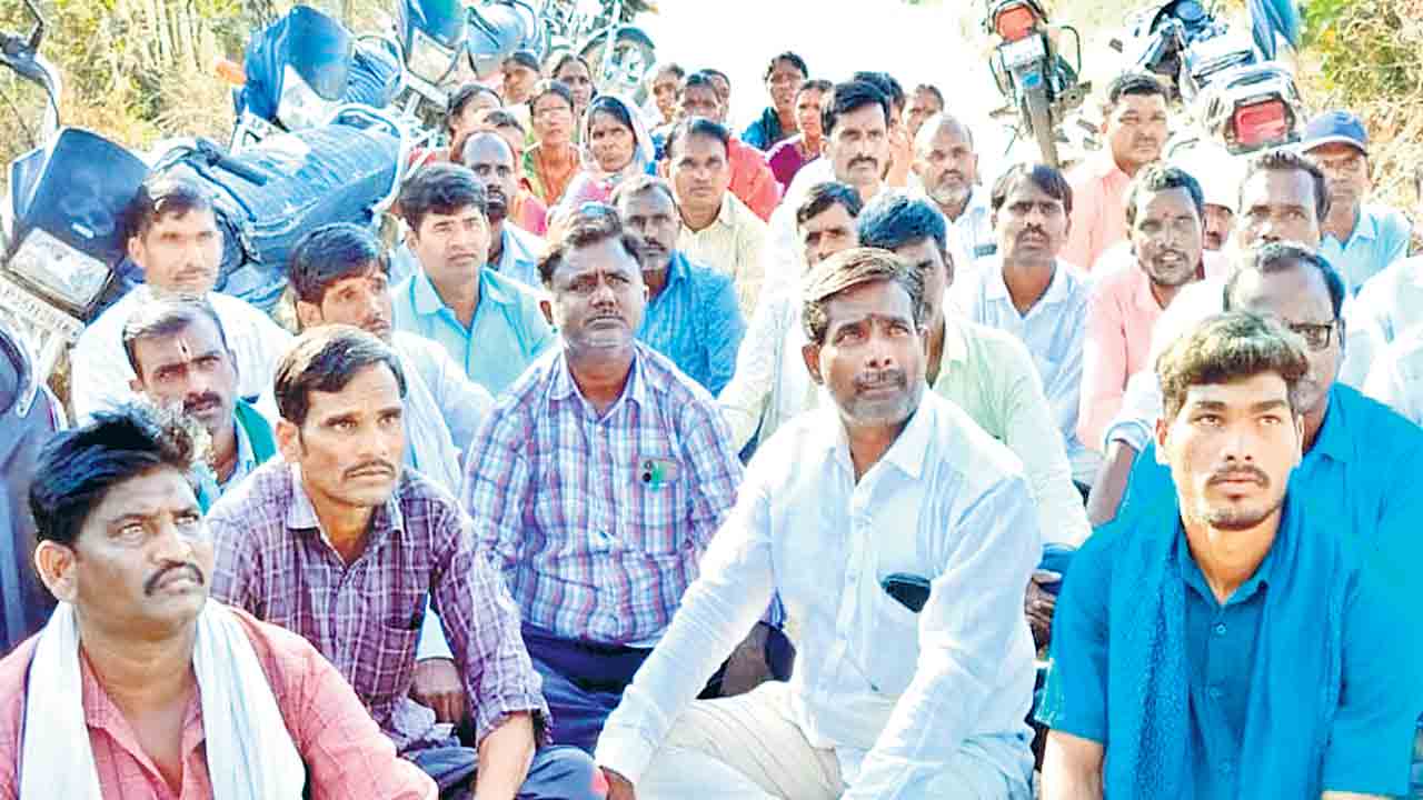 విద్యార్థినులకు రక్షణ లేదని ఆందోళన