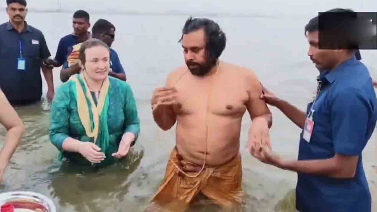 Mahakumbh | కుటుంబంతో కలిసి పుణ్యస్నానం చేసిన పవన్‌ కళ్యాణ్‌.. Video