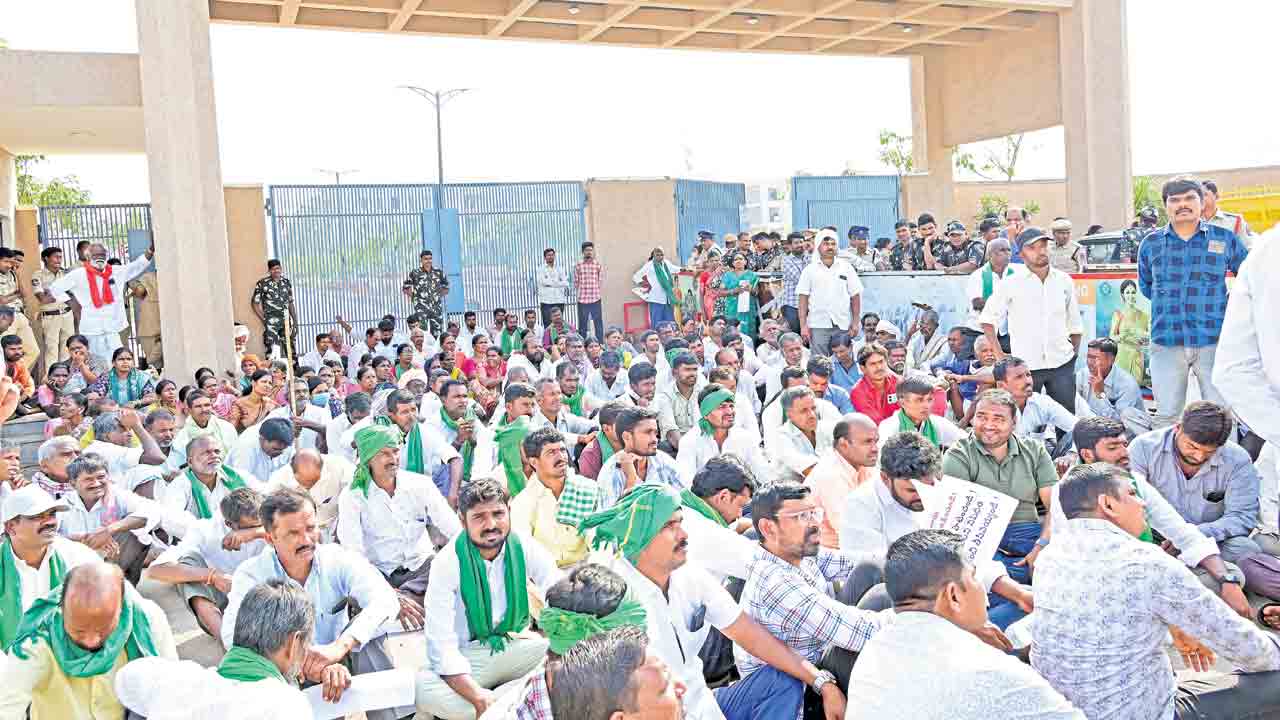 ఆంక్షలను అధిగమించి.. ఫార్మా రద్దుకు నినదించి..