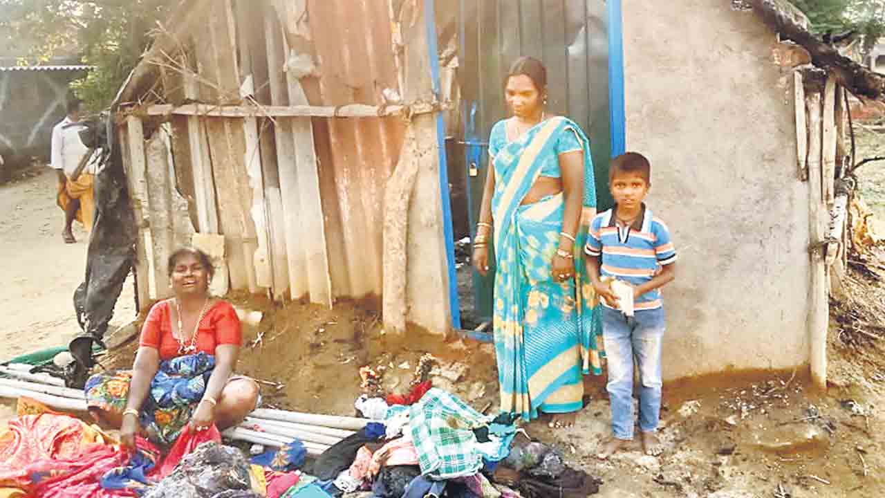 నిరాశ్రయులైన పేద కుటుంబం