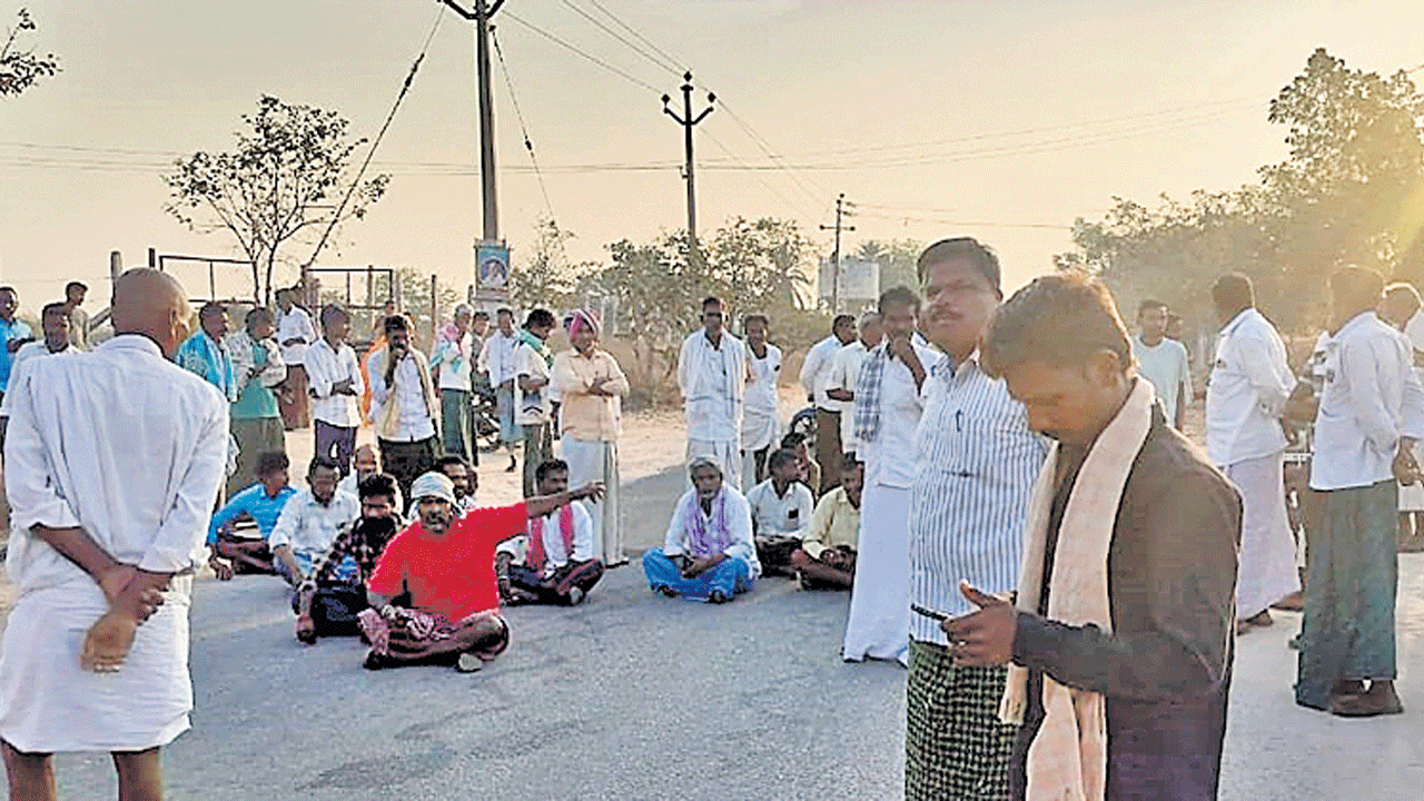 కరెంట్‌ కోతలపై రైతుల ఆగ్రహం