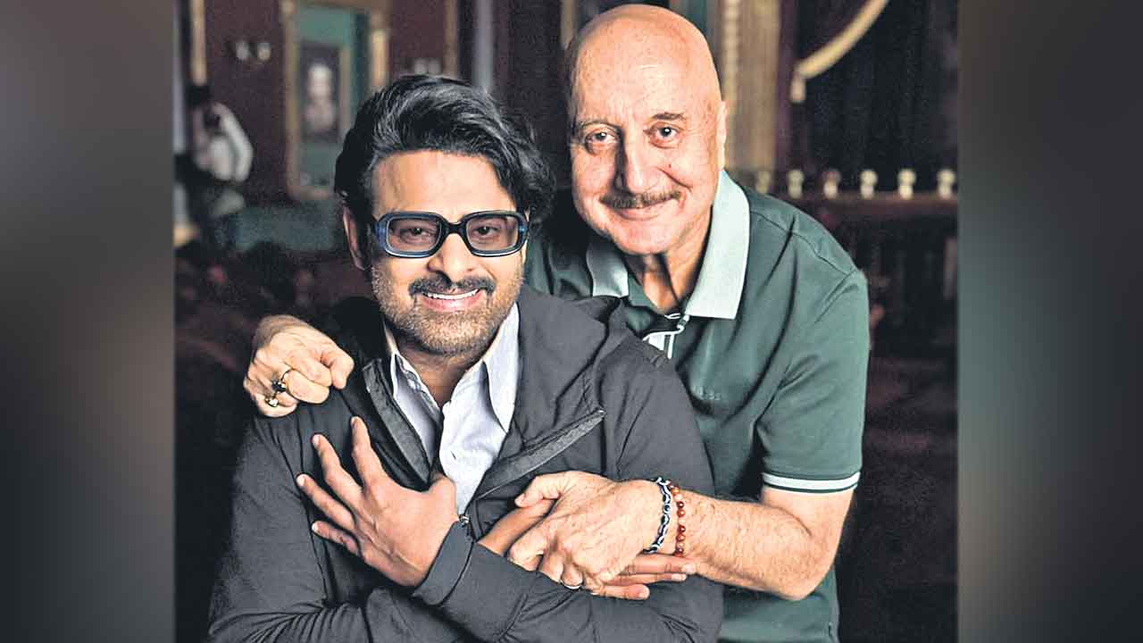 Prabhas | ఫౌజీలో అనుపమ్‌ఖేర్‌