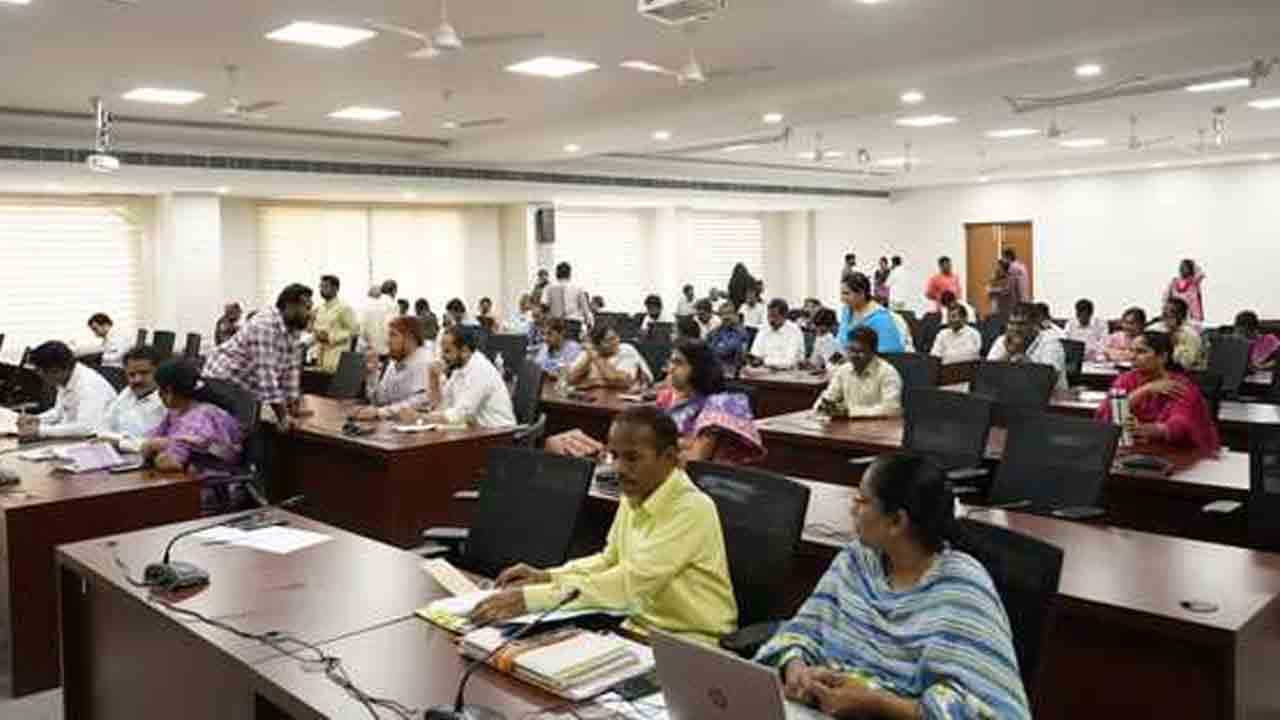 Prajavani | ప్రజావాణికి ఎందుకు ఆలస్యంగా వస్తున్నారు.. అధికారులకు అదనపు కలెక్టర్ వార్నింగ్
