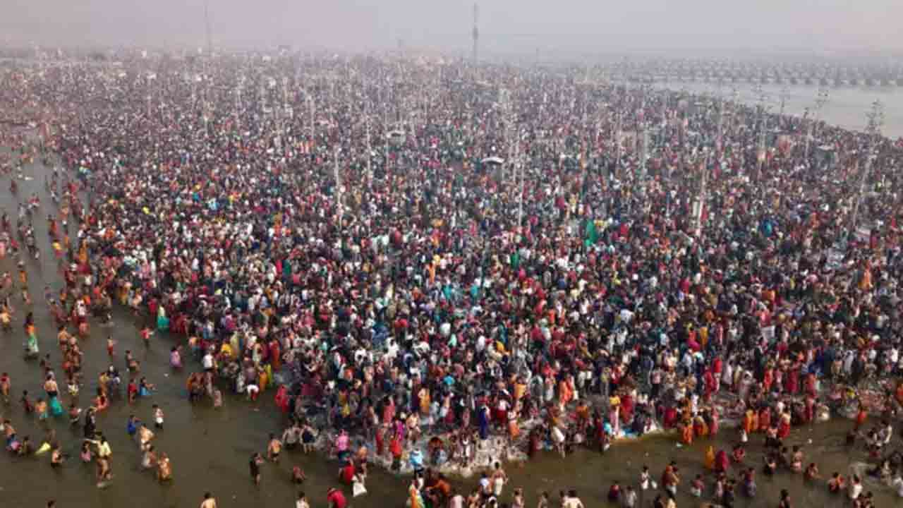 Maha Kumbh | యాత్రికులతో కిటకిటలాడుతున్న ప్రయాగ్‌రాజ్‌.. 65 కోట్ల మంది పుణ్యస్నానాలు