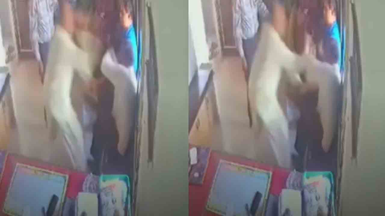 Watch: 25 సెకన్లలో 18 చెంపదెబ్బలు.. ఉపాధ్యాయుడిపై ప్రిన్సిపాల్ దాడి, వీడియో వైరల్‌