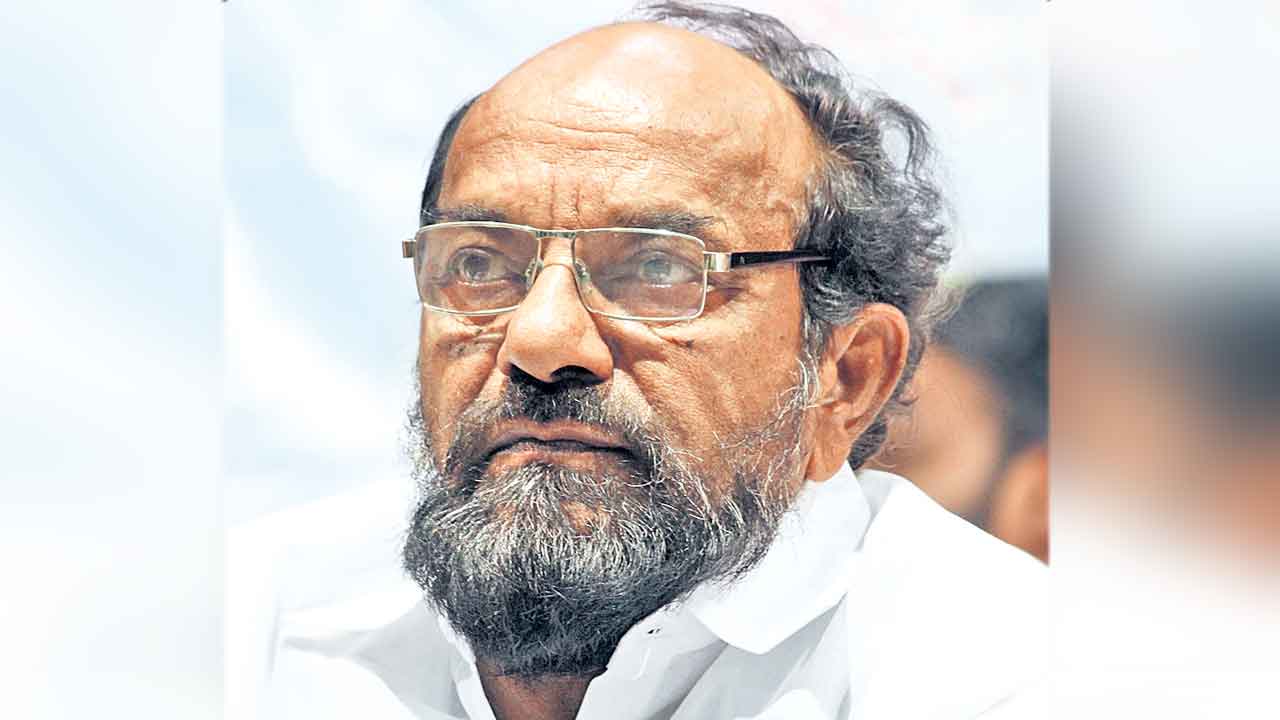 బీసీ రిజర్వేషన్లు 42 శాతానికి పెంచాలి