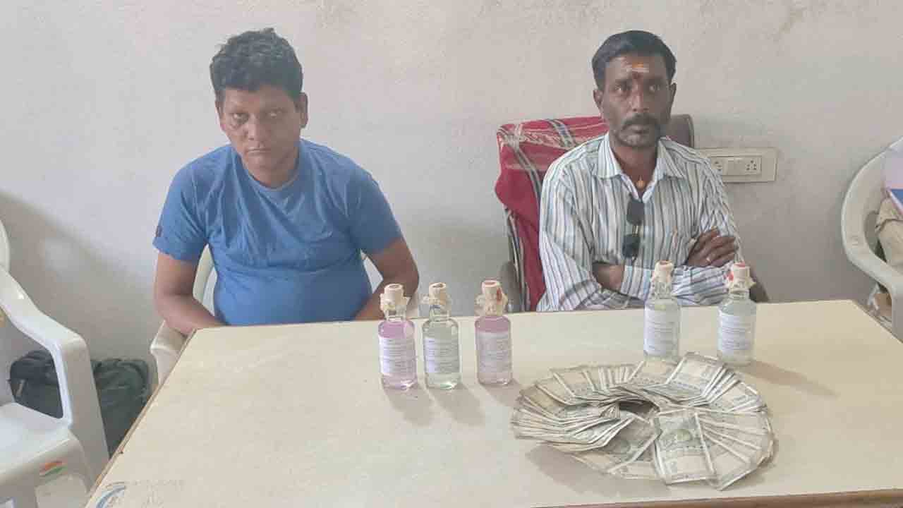 ఆస్తి పన్ను మాఫీ కోసం రూ.లక్ష డిమాండ్‌.. ఏసీబీకి చిక్కిన బిల్‌ కలెక్టర్‌