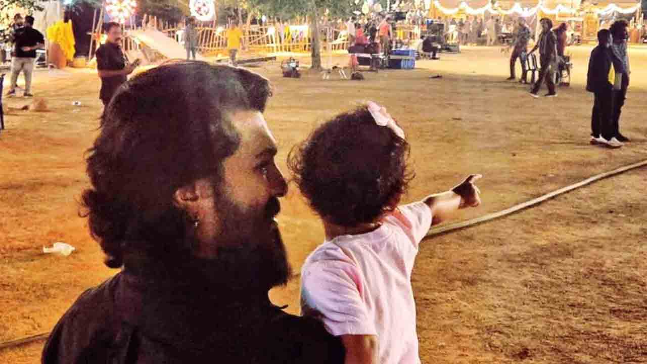 RC16 | ఆర్‌సీ16 సెట్స్‌లో కూతురితో రాంచరణ్‌.. రంగస్థలం మేనియా రిపీట్‌