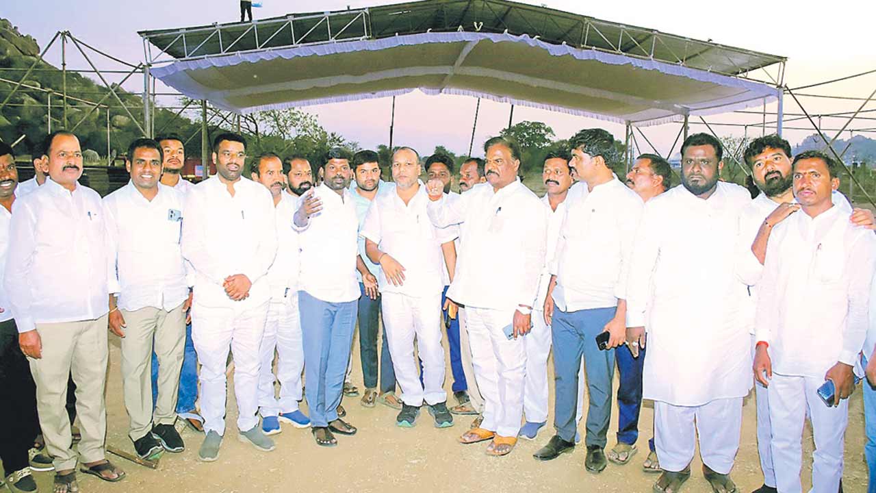 స్థానిక సంస్థల ఎన్నికల్లో కాంగ్రెస్‌కు బుద్ధి చెప్పాలి