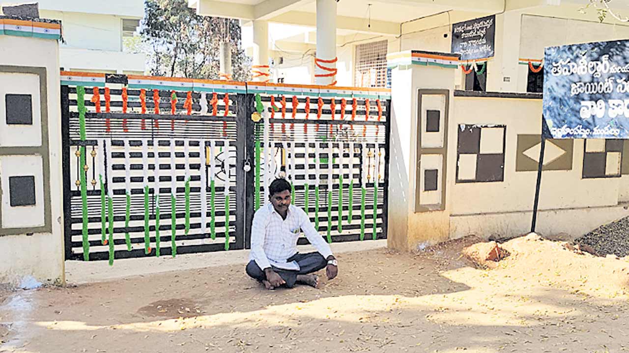 బిల్లులు ఇవ్వలేదని తహసీల్దార్‌ కార్యాలయానికి తాళం
