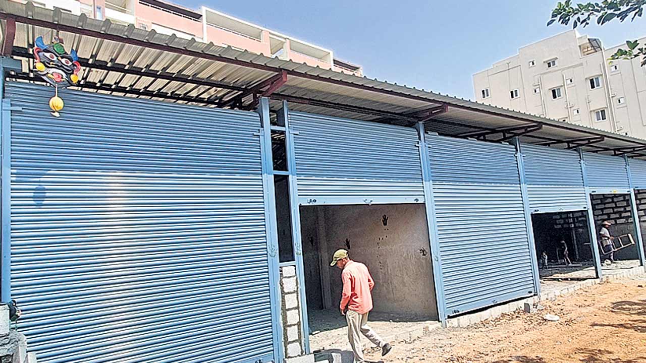 అడ్డగోలుగా అక్రమ నిర్మాణాలు