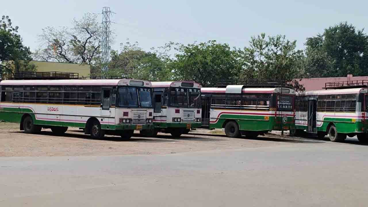 బస్సులున్నయ్‌.. డ్రైవర్లే లేరు !.. డిప్యూటీ సీఎం ఇలాకాలో ఆర్టీసీ డ్రైవర్ల కొరత!