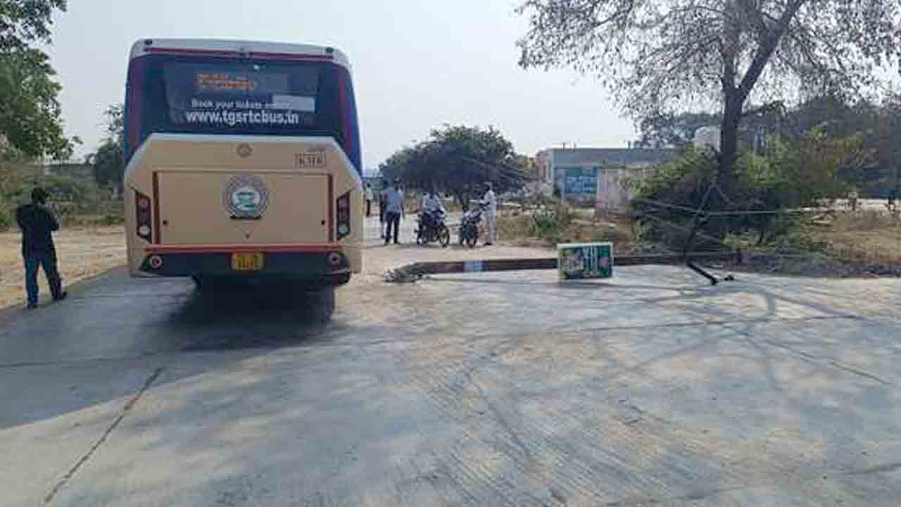 RTC Bus | మాచారెడ్డిలో ఆర్టీసీ బస్‌కు తప్పిన పెను ప్రమాదం.. ప్రయాణికులు సురక్షితం
