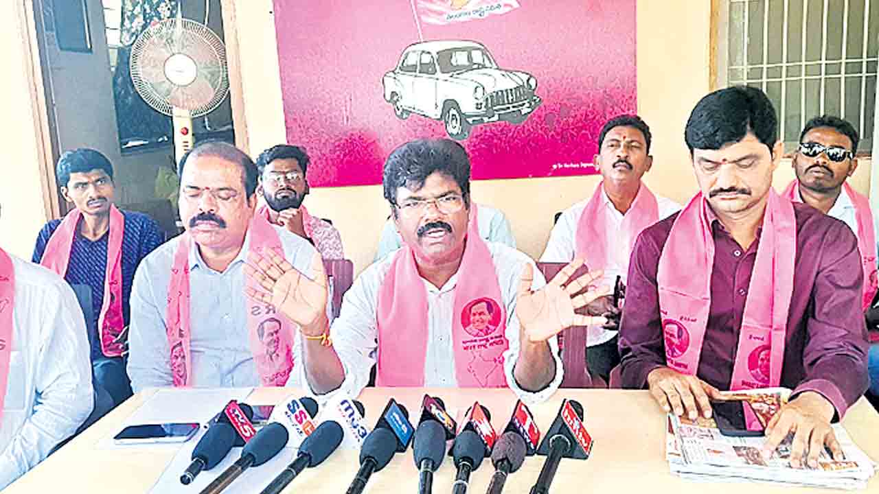 రైతుల ఆక్రందనలు కనబడుతలేవా?