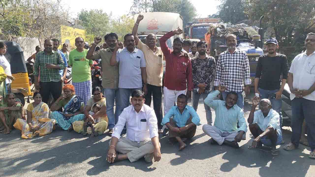 Dumping Yard | మున్సిపల్‌ చెత్తను గ్రామ శివారులో వేయవద్దని గ్రామస్థుల రాస్తారోకో