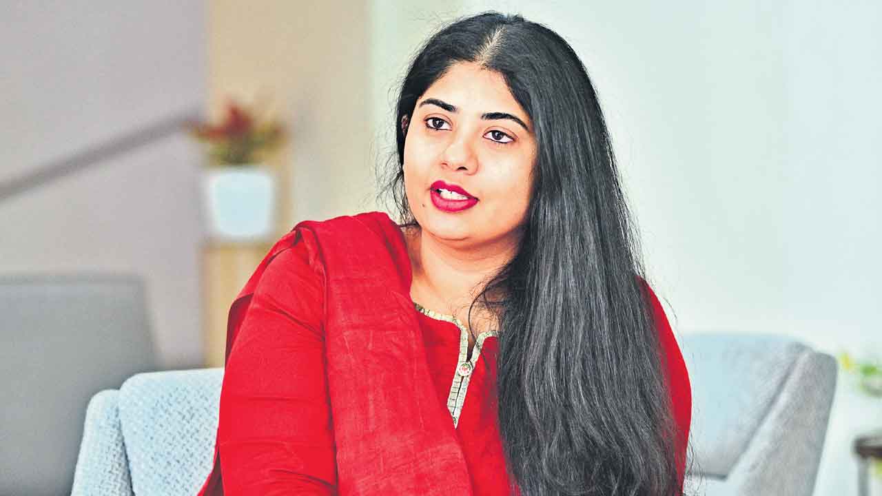 ఆమె అవసరానికో అడుగు