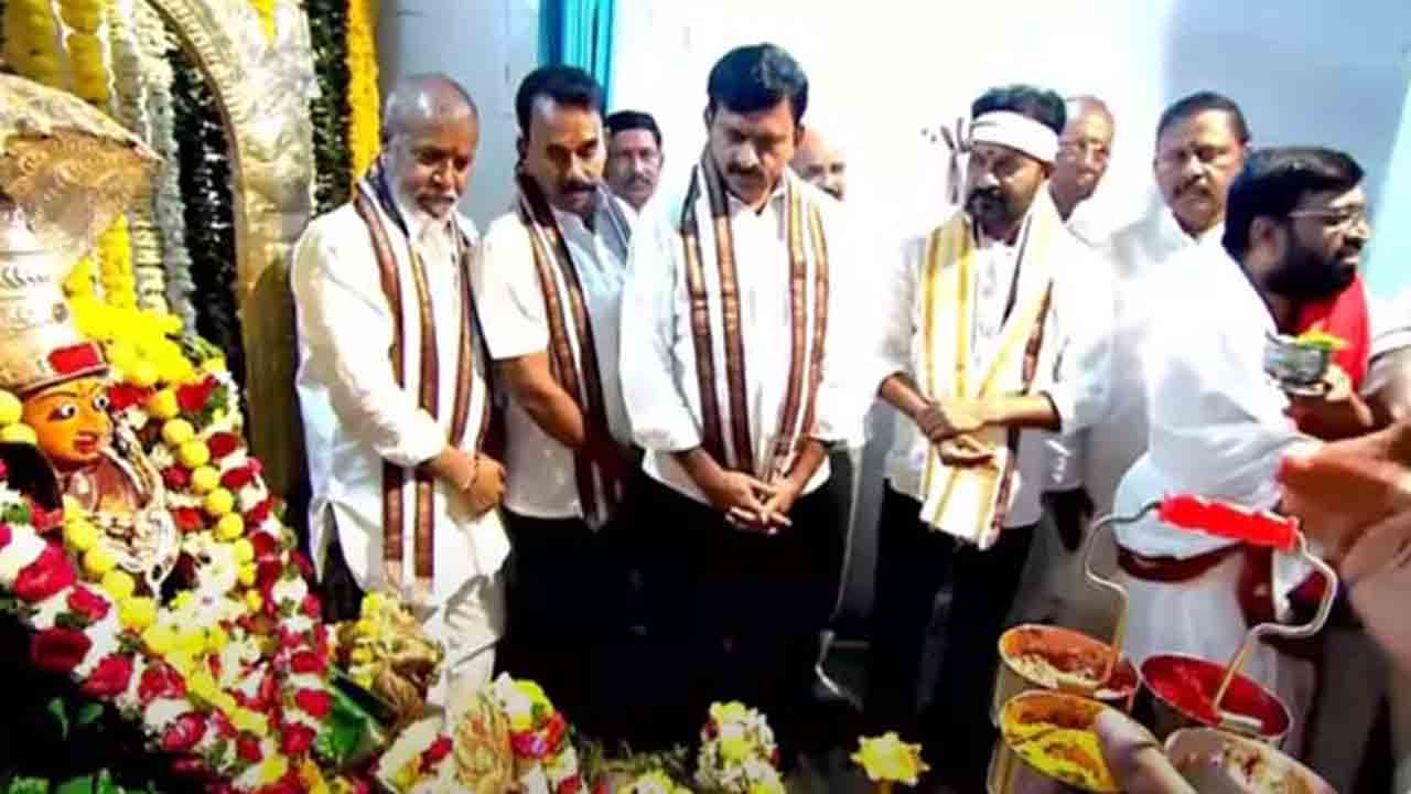 పోలేపల్లి ఎల్లమ్మ ఆలయంలో అర్చకులకు అవమానం