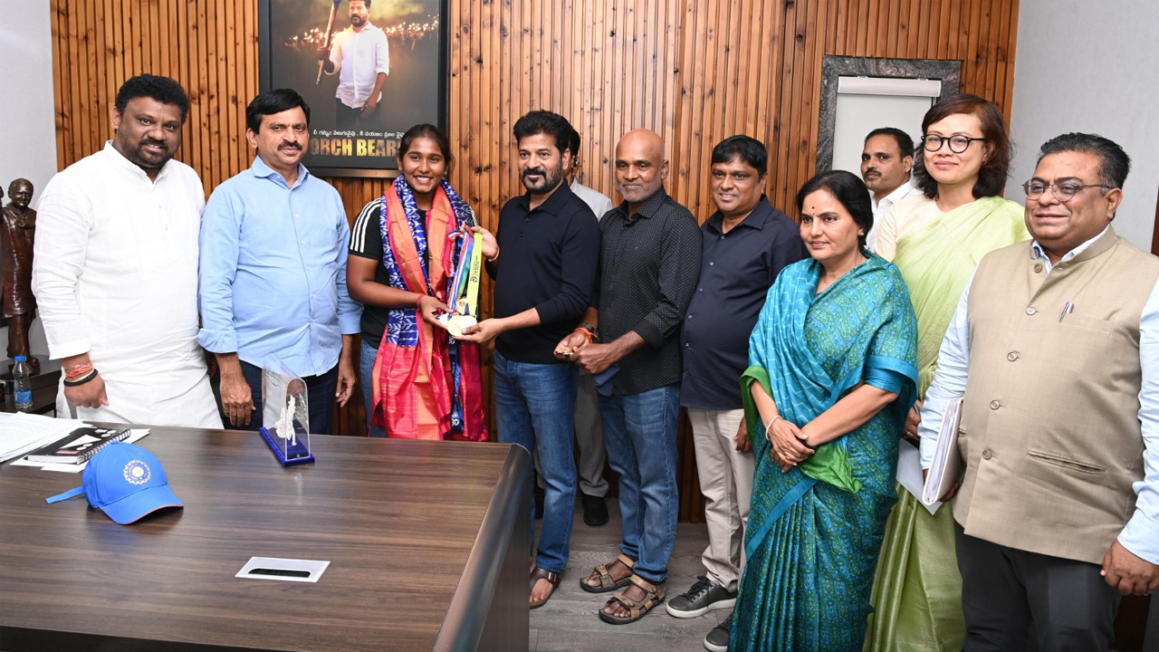 Gongadi Trisha | క్రికెటర్‌ గొంగడి త్రిషకు రూ.కోటి నజరానా.. అభినందించిన సీఎం