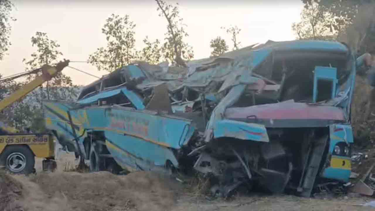 Road accident | అదుపుతప్పి లోయలో పడ్డ బస్సు.. ఏడుగురు దుర్మరణం