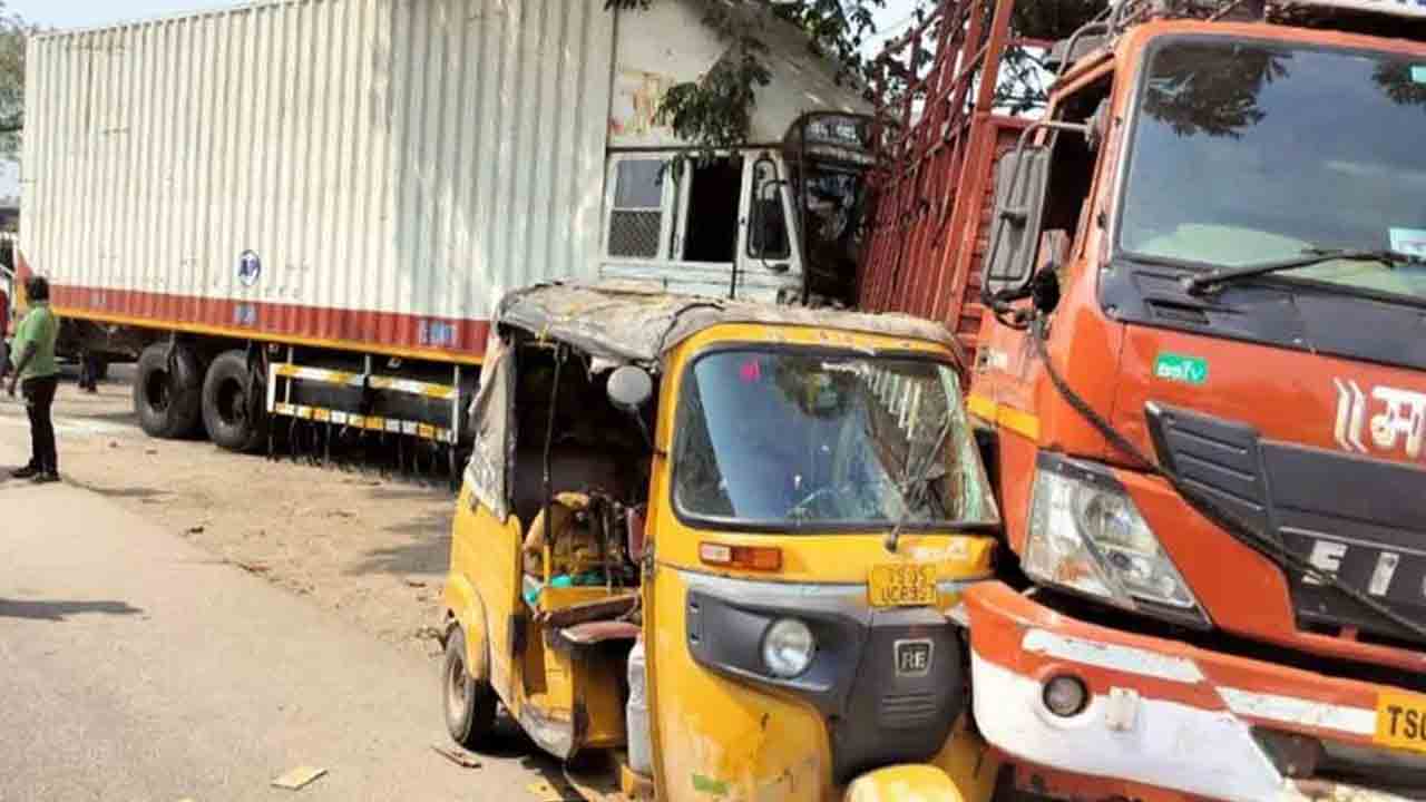 మిర్యాలగూడ బైపాస్‌పై కంటెయినర్‌ బీభత్సం